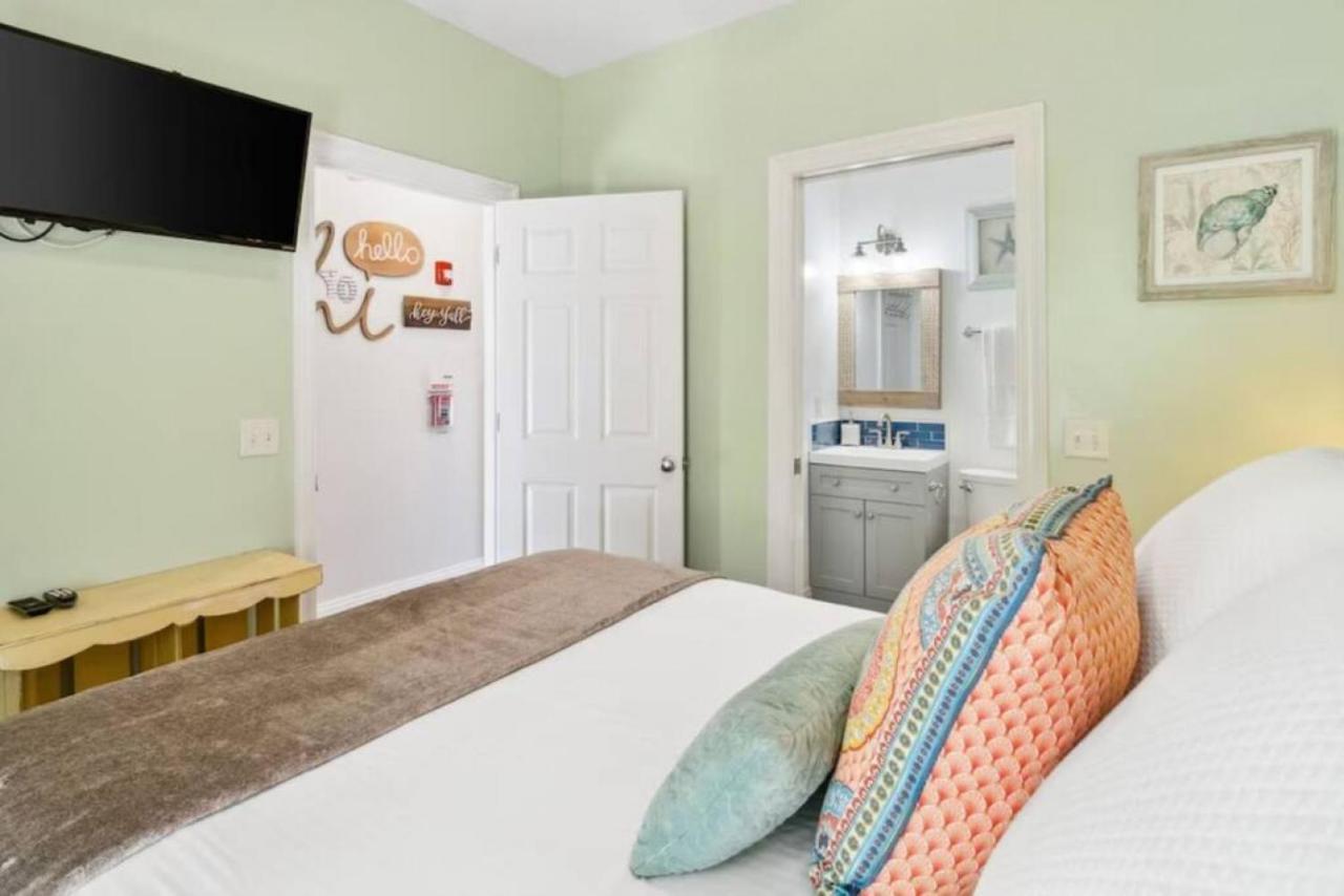 Sea-jay With Water Views, Where Sunset Swims And Moonlit Beach Strolls Await Holiday home *