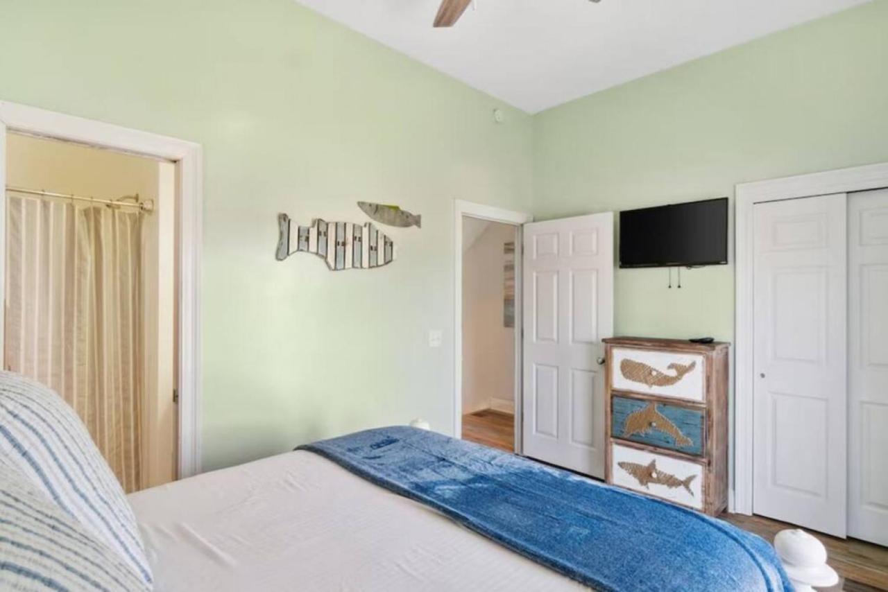 Sea-jay With Water Views, Where Sunset Swims And Moonlit Beach Strolls Await Holiday home *